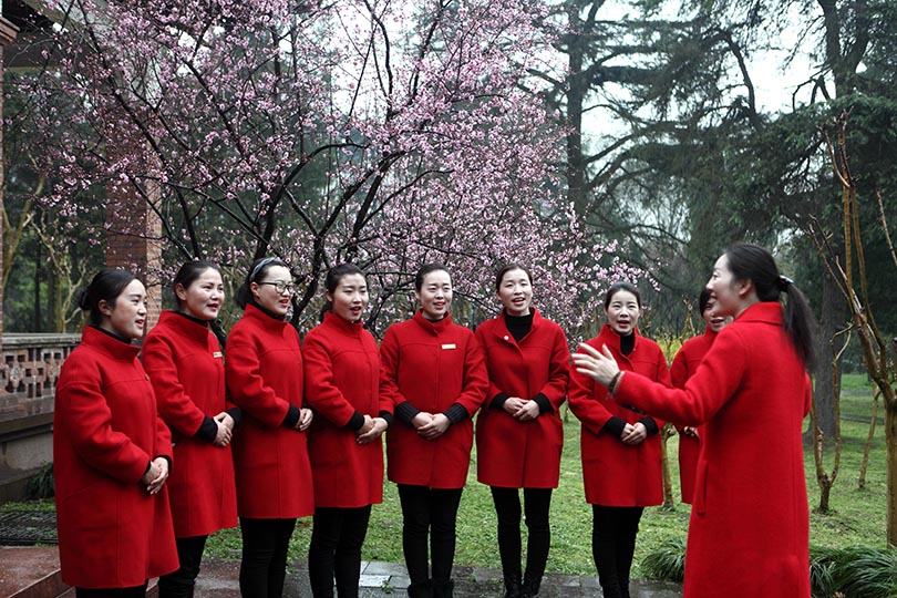 國家二級(jí)演員、揚(yáng)州市文化館社會(huì)工作中心主任周倩為船娘們培訓(xùn)揚(yáng)州小調(diào)